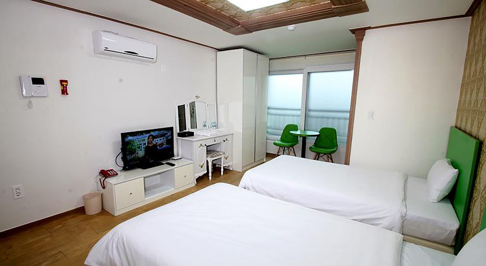 Hy Choi Hostel Seogwipo Exterior foto